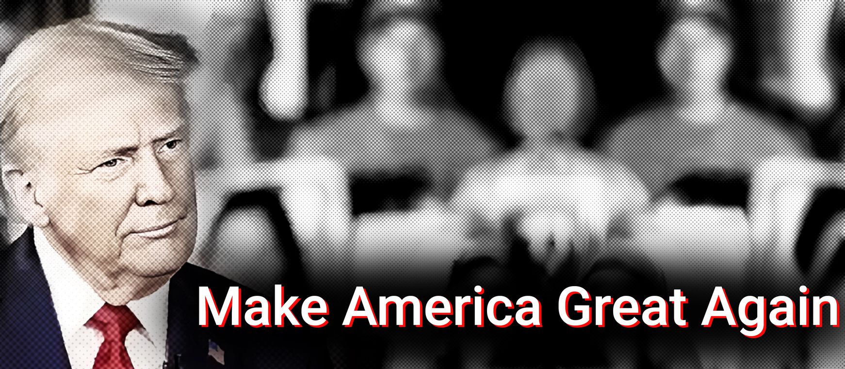 Immagine di un uomo sulla sinistra con una spilla con la bandiera americana sulla giacca, che guarda di lato. Sullo sfondo c'è una folla sfocata di persone che indossano cappelli. Le parole "Make America Great Again" sono scritte in basso in grassetto rosso.