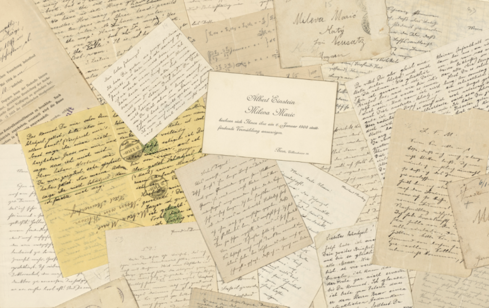 Un collage di varie lettere e cartoline scritte a mano, sovrapposte tra loro. I fogli variano di colore dal bianco all'ingiallito, con testo in diversi stili di scrittura, creando un'estetica vintage e storica.