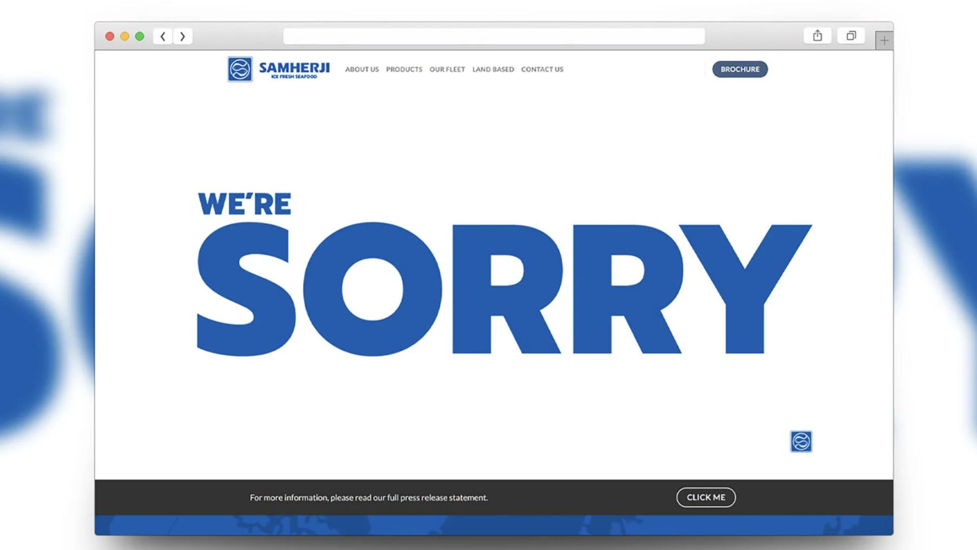 Uno screenshot di una pagina web presenta la parola "SORRY" in grandi lettere blu, preceduta da "WE’RE" in caratteri più piccoli. Il logo si trova in alto a sinistra con link di navigazione nell'intestazione. Un banner in basso offre maggiori informazioni su un entusiasmante artista islandese, invitando gli utenti a esplorare ulteriormente.