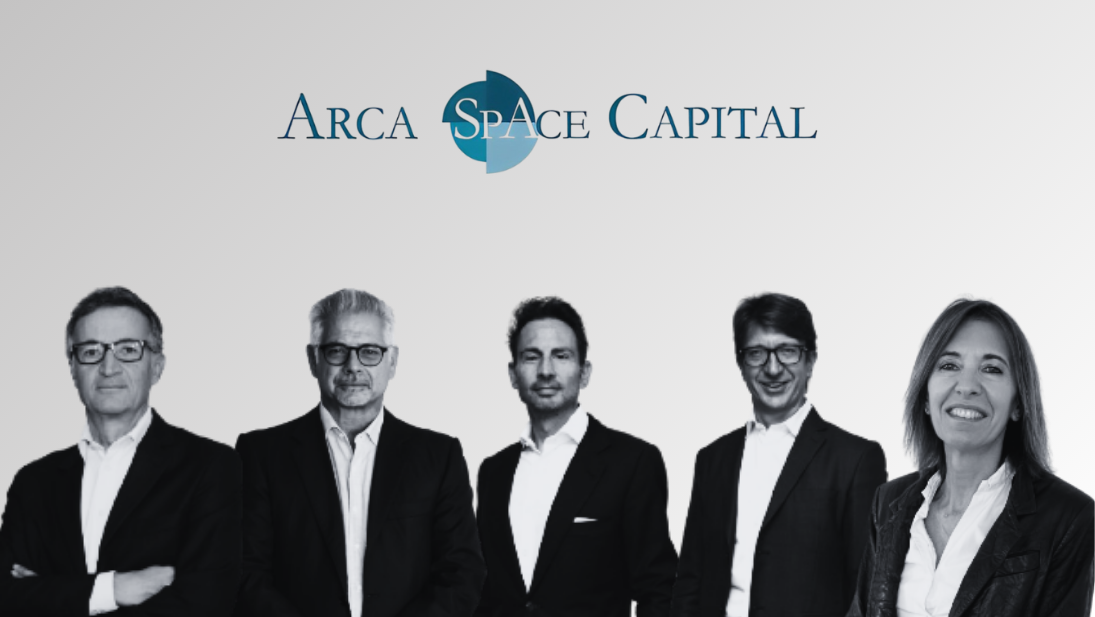Foto di gruppo di quattro uomini e una donna, tutti vestiti in abiti da lavoro, in piedi davanti a uno sfondo chiaro che mostra il logo di Arca Space Capital. Il team incarna lo spirito di investire in aziende che guidano l'innovazione in avanti.