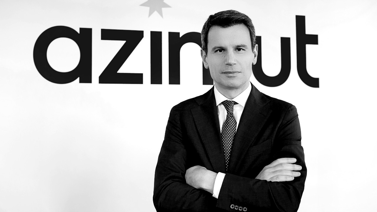 Intervistato da We Wealth, Giorgio Medda, ad di Azimut, è in giacca e cravatta, in piedi, con le braccia incrociate, davanti a un muro su cui è dipinta in parte la parola "Azimut". L'ad spiega le strategie 2025 del gruppo e i piani di espansione all'estero, tra Africa e Asia.