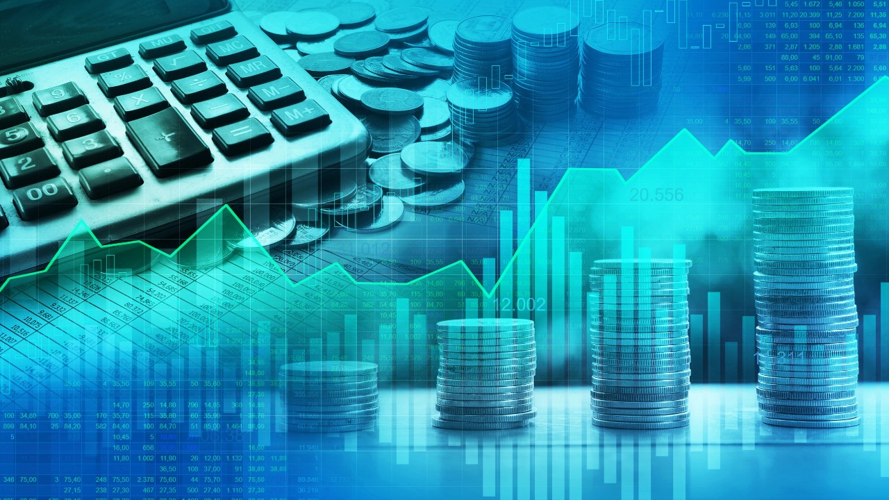 Un collage digitale raffigurante pile di monete, una calcolatrice e un grafico finanziario con linee verdi ascendenti, che simboleggiano la crescita economica e l'analisi dei fondi.