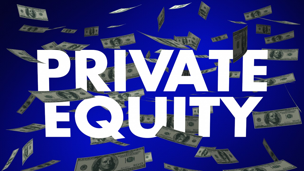 L'immagine mette in mostra con evidenza la scritta "PRIVATE EQUITY" in un sorprendente testo bianco su sfondo blu, con numerose banconote da cento dollari statunitensi artisticamente sparse nella scena.
