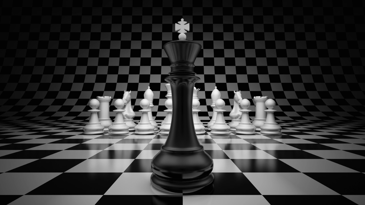 Un pezzo degli scacchi con il re nero si erge in primo piano su una scacchiera, circondato da pezzi degli scacchi bianchi sullo sfondo. Il riferimento va a un articolo in cui al centro della riforma 2025 ci sono le società semplici