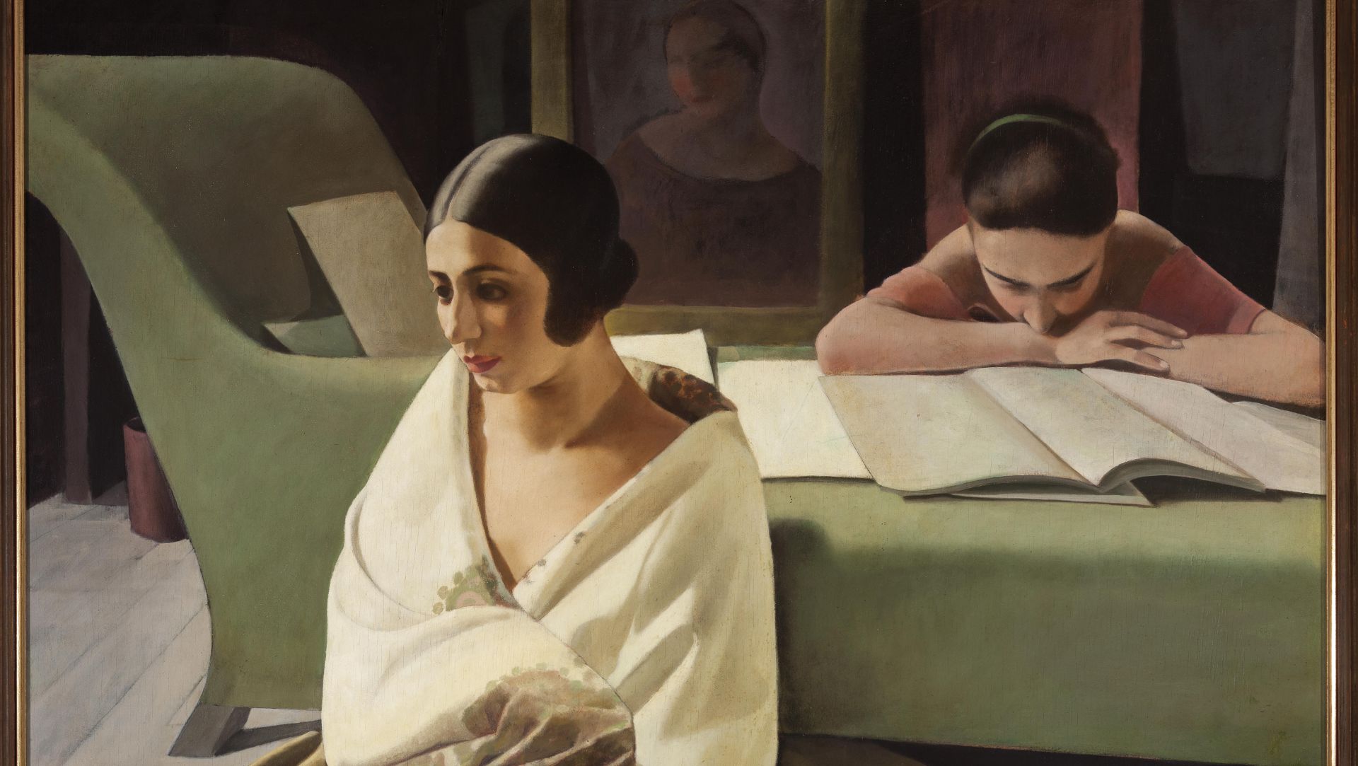 Un dipinto mostra due donne in un interno. Una donna è seduta in primo piano con uno scialle, guardando di lato. Dietro di lei, un'altra donna è appoggiata a un divano verde, e legge un libro. Un ritratto incorniciato è sullo sfondo. La scena è dolcemente illuminata e tranquilla.