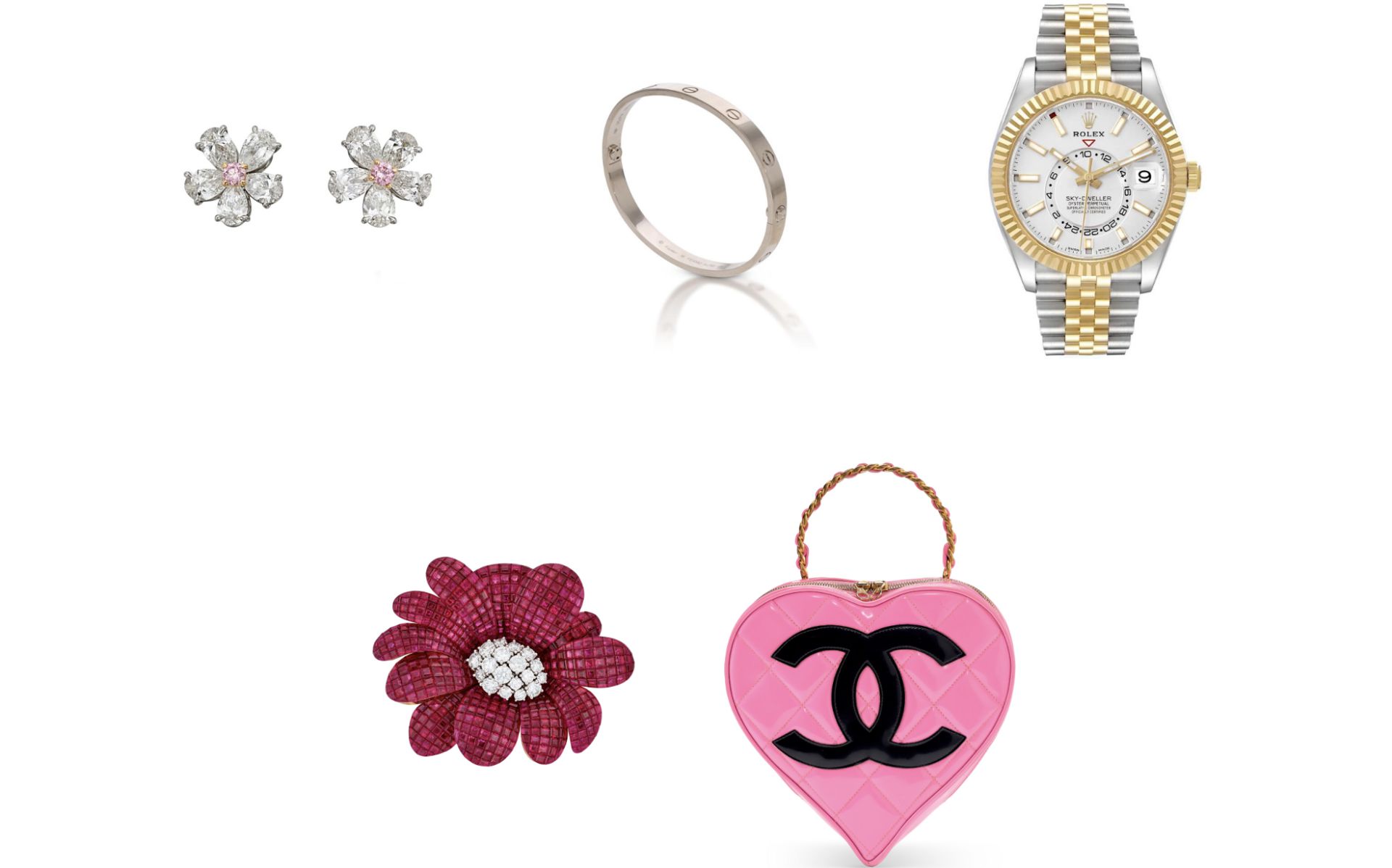 Una collezione di accessori di lusso: orecchini di diamanti, un anello d'oro, un orologio da polso bicolore, una spilla a forma di fiore rosso con gioiello e una borsa a forma di cuore rosa con logo nero. Perfetti per il regalo San Valentino, ogni articolo è disposto separatamente su uno sfondo bianco.