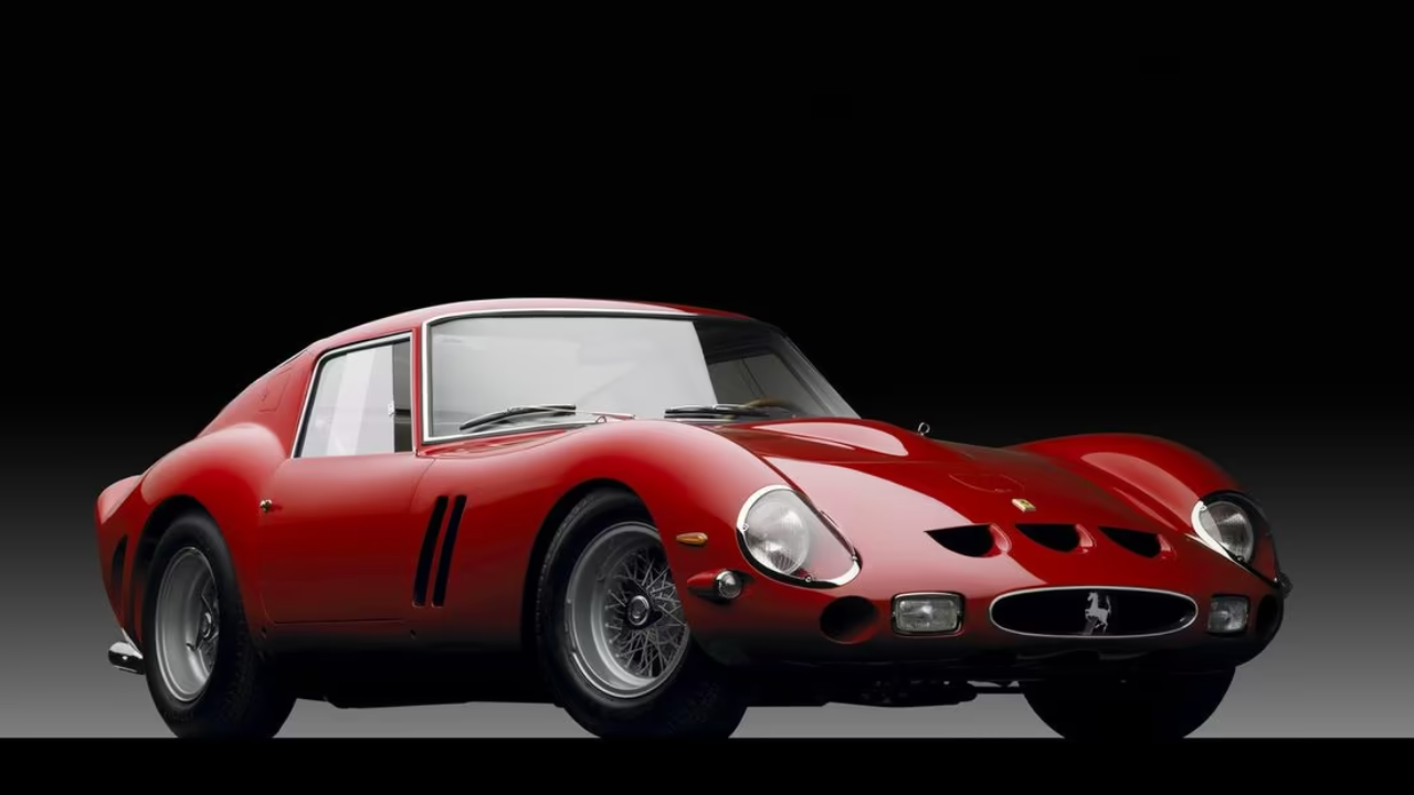 Una classica auto sportiva rossa con un design elegante e aerodinamico e dettagli cromati incarna l'essenza dell'auto di lusso. Presenta un tetto spiovente, un frontale arrotondato, parafanghi curvi distintivi e ruote a raggi, su uno sfondo nero sfumato.