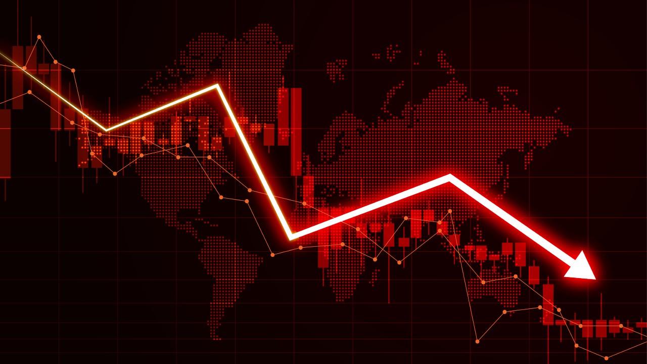 Grafico del mercato azionario, in rosso, che mostra un forte trend al ribasso con, sullo sfondo, la mappa del mondo. Una freccia rossa in grassetto accentua la diminuzione, evidenziando un significativo declino finanziario influenzato dal crollo dei titoli tech legati al caso DeepSeek.