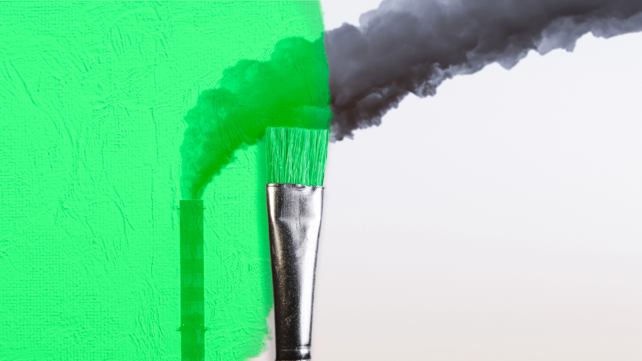 Un pennello trasforma il fumo nero di un camino in vernice verde brillante su una tela, simbolo di fondi sostenibili e cambiamento ambientale.