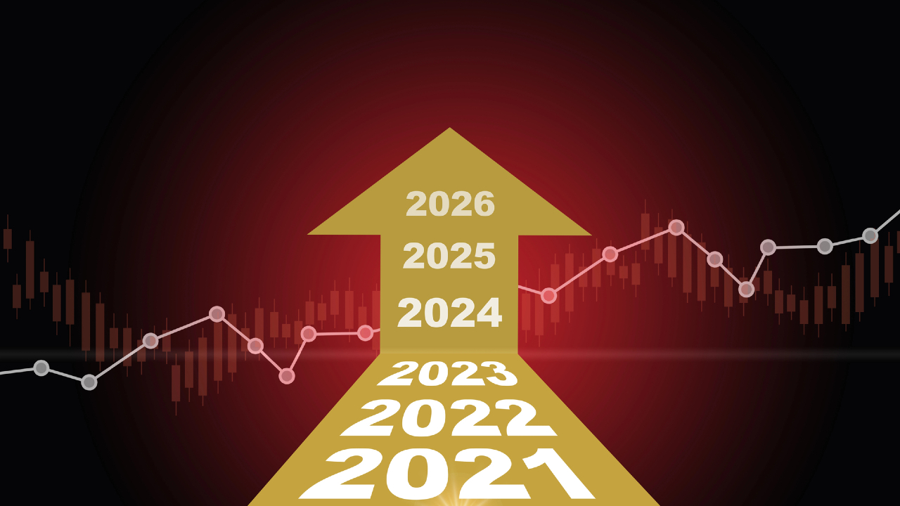 Una freccia dorata su sfondo scuro mostra gli anni dal 2021 al 2026 in ordine crescente. Un grafico a linee con punti collegati suggerisce tendenze finanziarie, spingendo a considerare investimenti strategici nel 2025.