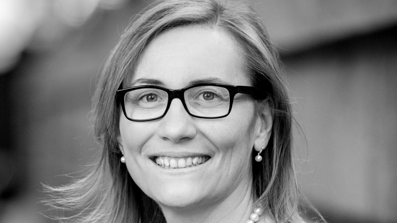 Ritratto in bianco e nero di Roberta Crivellaro (Withers Studio Legale) per l’intervista a We Wealth sul passaggio generazionale e sugli errori da evitare per una successione aziendale di successo.