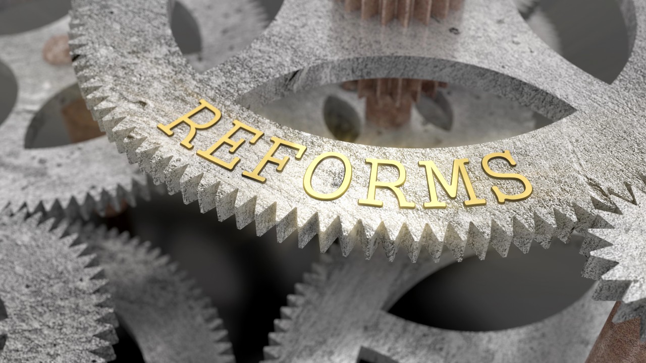 In fotografia, l’immagine di alcuni ingranaggi con sopra la scritta inglese “reforms”. Il riferimento qui va all’affrancamento straordinario delle riserve al 10% previsto dalla riforma Irpef e Ires.