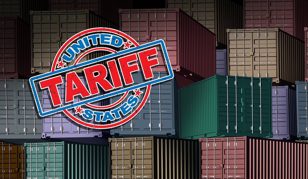 Una serie di container colorati impilati con un grande francobollo con la scritta "United States Tariff" sovrapposto. I container sono di varie dimensioni e colori, a simboleggiare il commercio e gli scambi internazionali.