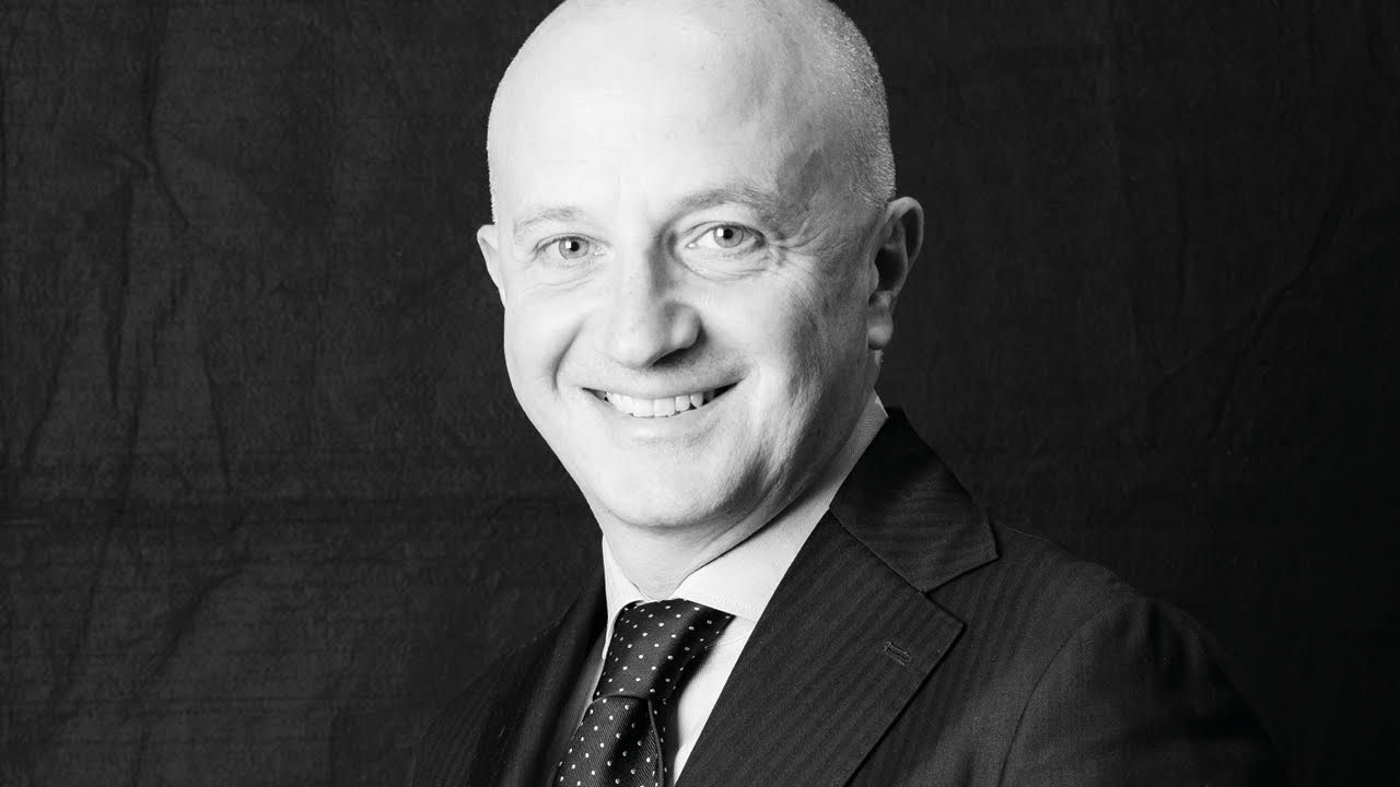 Luca Trotta trasuda sicurezza in un completo e una cravatta a pois.