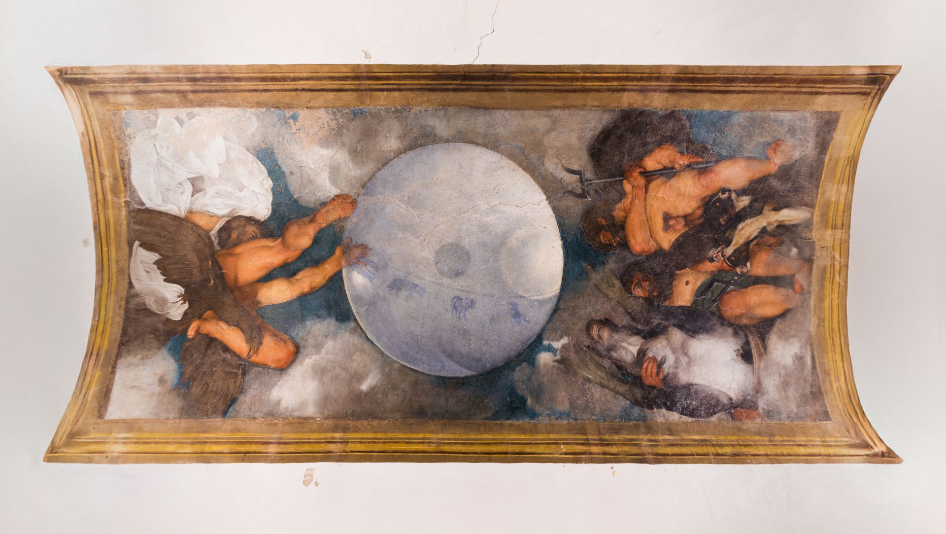 Un affresco sul soffitto raffigurante due figure con pose dinamiche, circondate da nuvole, che si protendono verso una grande sfera centrale. L'affresco è incorniciato da un bordo dorato e posto su uno sfondo screpolato, aggiungendo un effetto invecchiato.