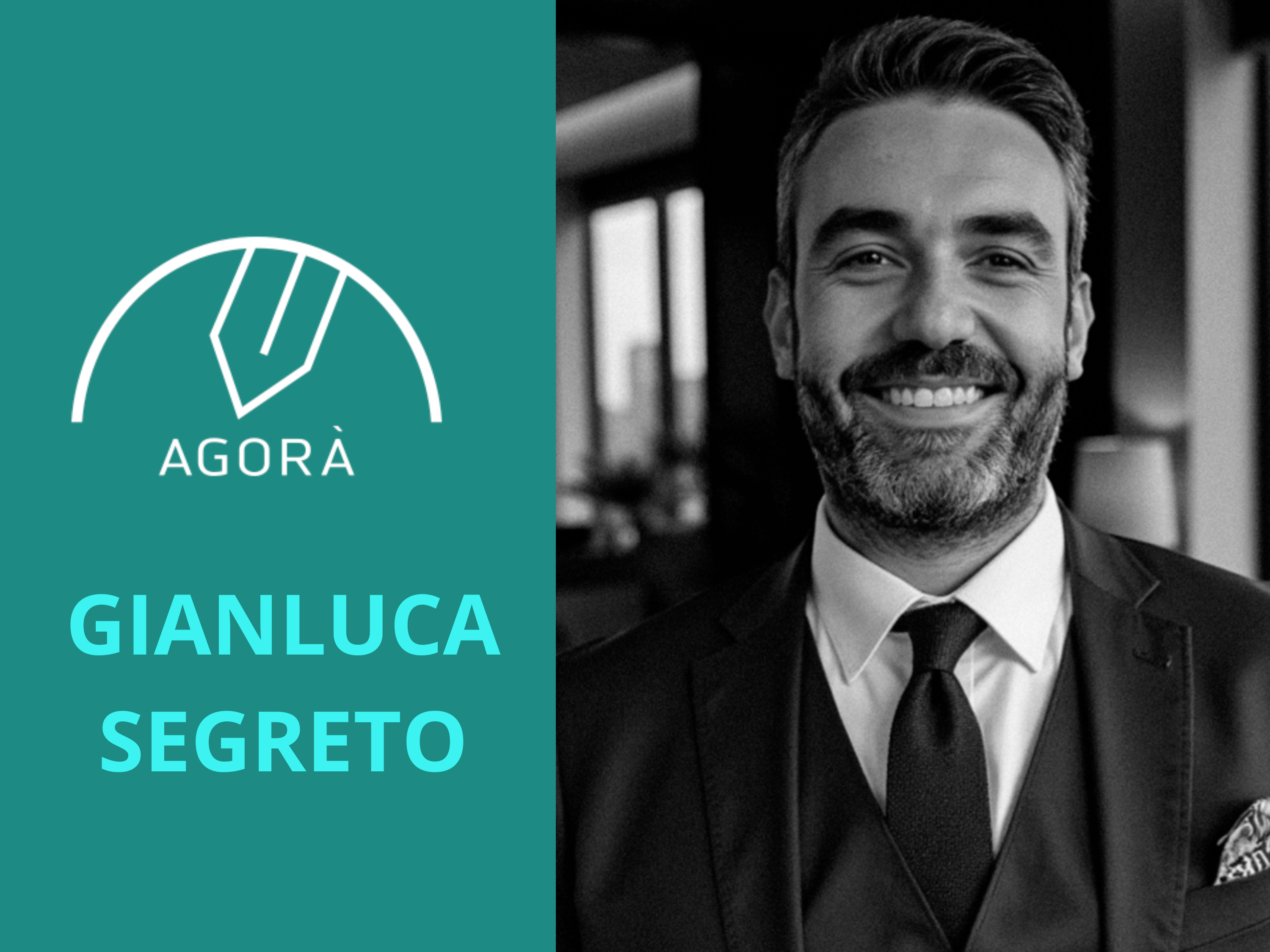 Uomo in giacca e cravatta sorridente, con la scritta "AGORÀ" e "GIANLUCA SEGRETO" sulla sinistra su uno sfondo verde acqua.