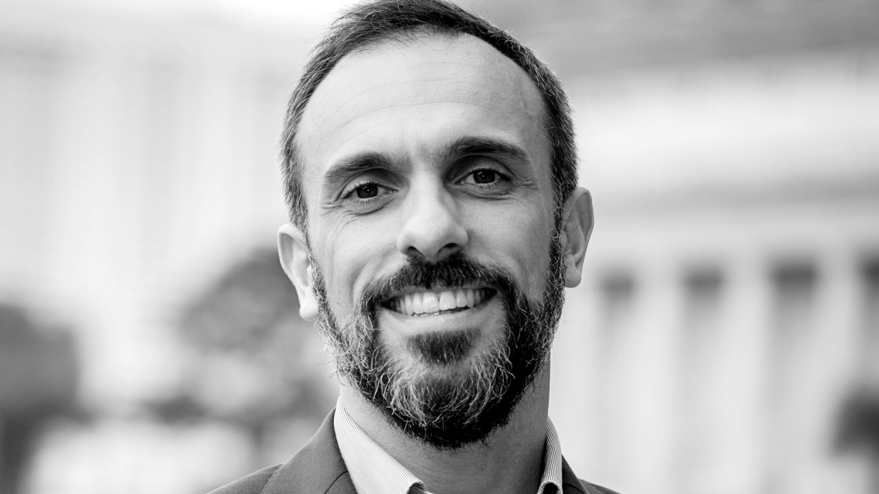 Foto in bianco e nero di Fernando Gandioli (Withers) in una intervista sulla successione e il trasferimento all’estero delle famiglie.internazionale alla scena.