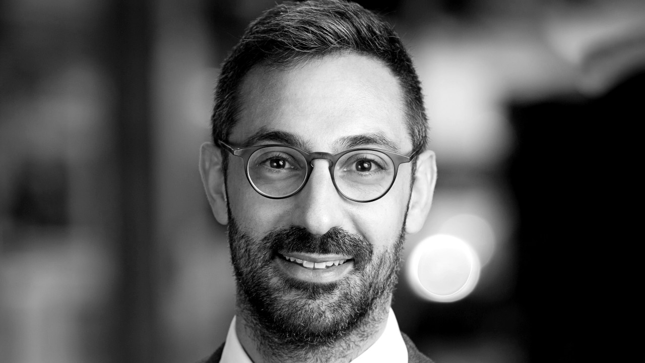 Foto in B/N di Roberto Bonomi, partner team Private Client and Tax di Withers, nel pezzo "Neo-residenti: l’Italia nuova meta dei capitali in fuga da Londra"