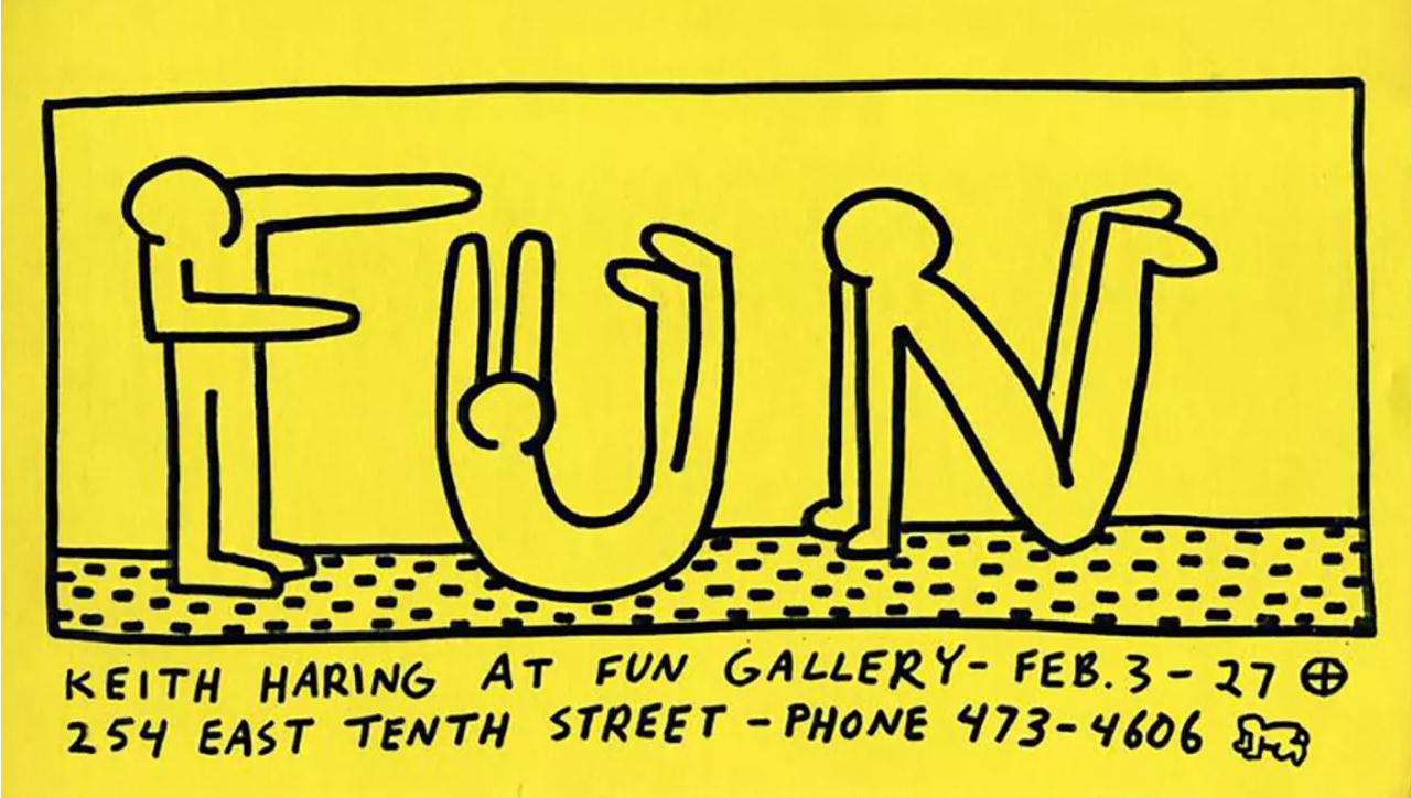 Manifesto giallo brillante con disegno al tratto nero di Keith Haring. La parola "FUN" è formata in modo creativo da tre figure simili a quelle umane. Il testo recita: "Keith Haring alla FUN Gallery dal 3 al 27 febbraio, 254 East Tenth Street, telefono 473-4606.