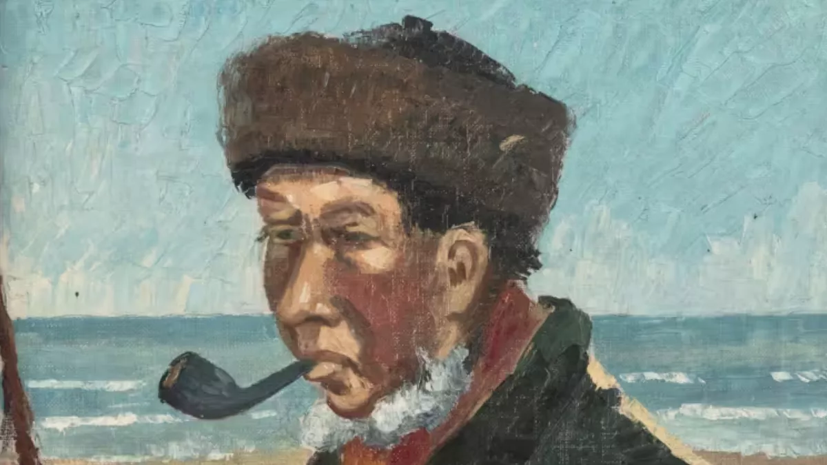 Dipinto di un uomo anziano in riva al mare. Indossa un cappello di pelliccia marrone e un cappotto scuro, con una pipa in bocca. La sua barba grigia contrasta con le onde blu dell'oceano sullo sfondo. Lo stile è impressionista.