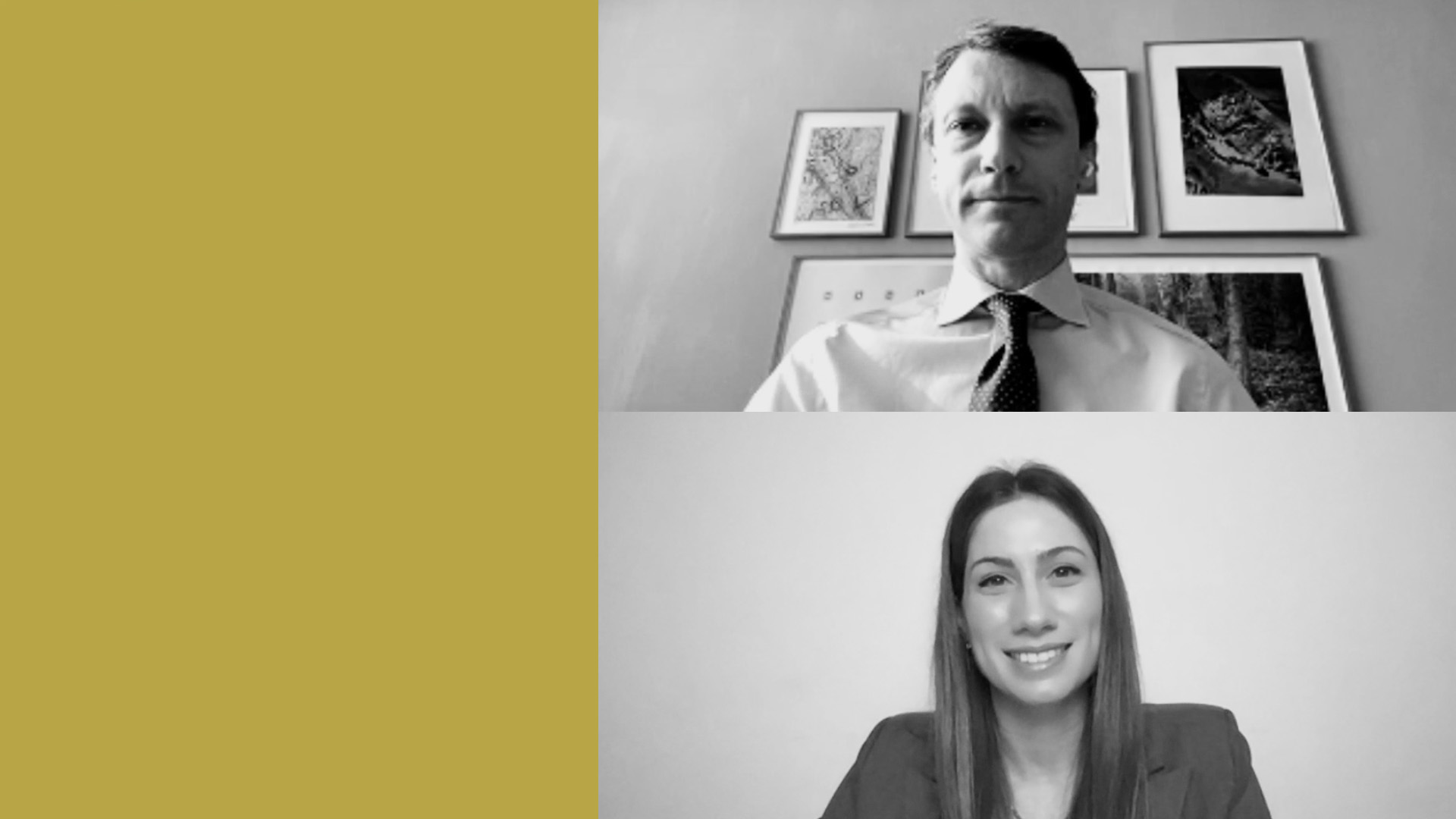 Una videochiamata in bianco e nero a schermo diviso mostra Giuseppe Patara di Pictet Wealth Management in camicia e cravatta, che parla delle vibrazioni di Wall Street, nella metà superiore e Rita Annunziata giornalista di We Wealth con i capelli lunghi in quella inferiore. Due foto incorniciate sono visibili dietro l'uomo, mentre il lato sinistro dell'immagine è di un solido color senape. L'immagine raffigura un momento della trasmissione Weekly Bell.