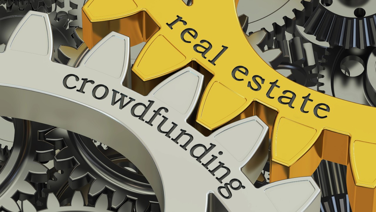 Primo piano di ingranaggi interconnessi, con un ingranaggio bianco etichettato "crowdfunding" e un ingranaggio giallo etichettato "immobiliare", collegato all’articolo sulle quote auto-estinguibili. Lo sfondo presenta altri ingranaggi, che mostrano l'intricata interconnessione di questi sistemi finanziari.