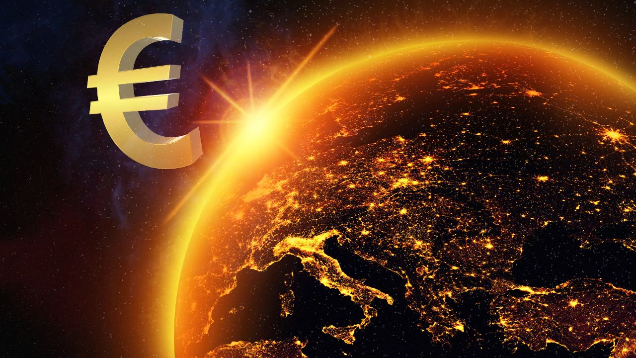 Un orizzonte terrestre illuminato da un'alba luminosa, con l'Europa visibile. Un grande simbolo dorato dell'euro è posizionato nello spazio sopra il pianeta, a simboleggiare la possibile nascita dell'euro digitale, su uno sfondo di un cielo stellato scuro.