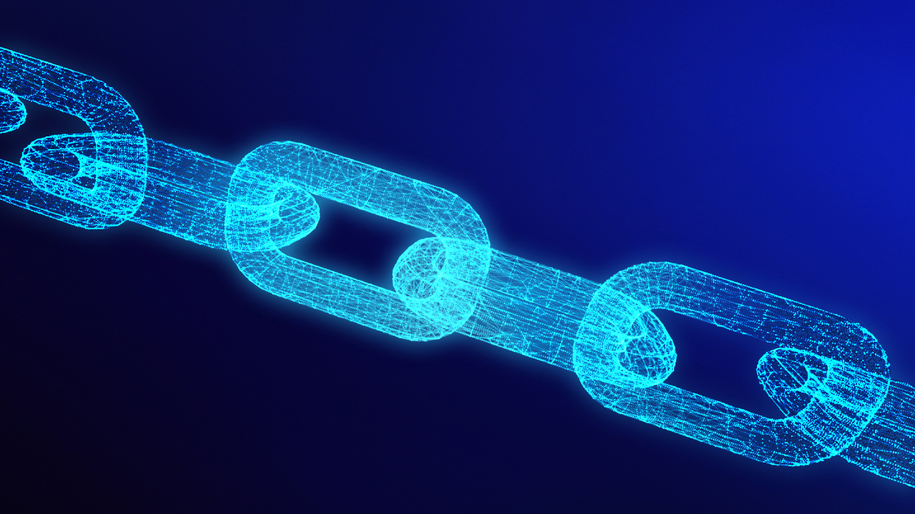 Un'illustrazione digitale mostra un collegamento blockchain blu brillante su uno sfondo blu scuro. Con il suo design wireframe, i collegamenti interconnessi simboleggiano connettività e sicurezza, mentre accennano al potenziale del fondo tokenizzato in questa tecnologia trasformativa.