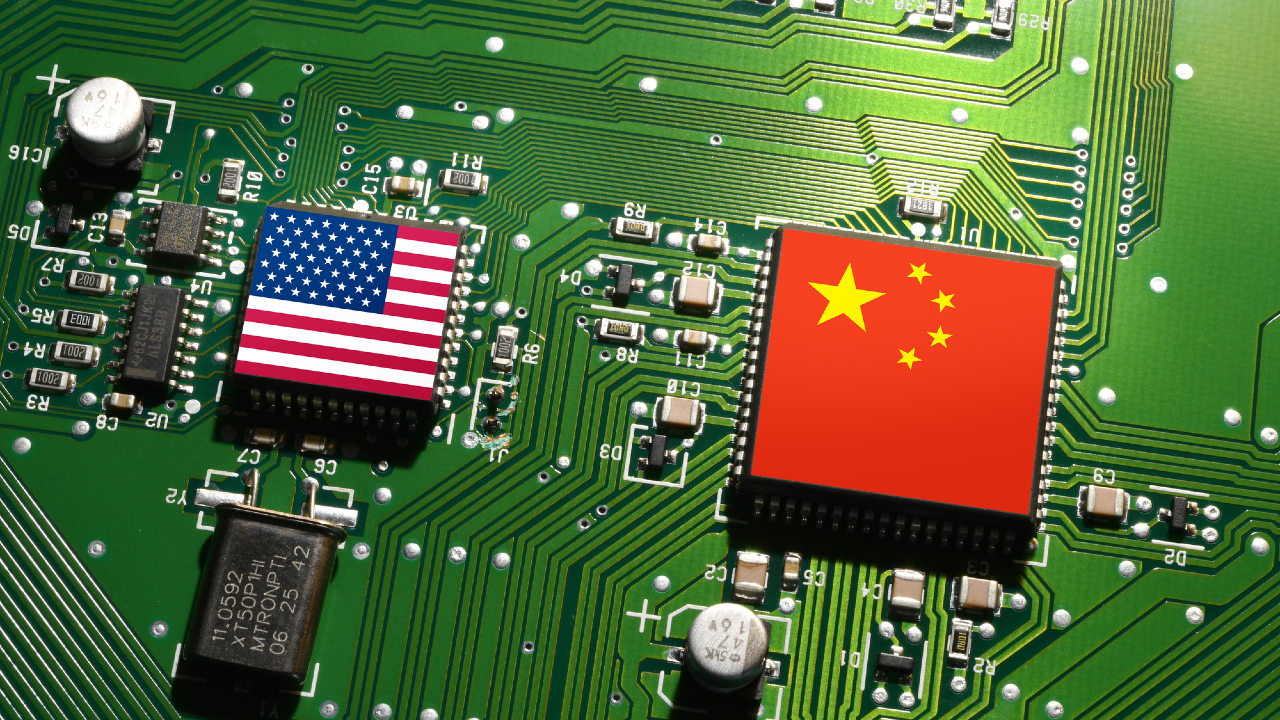Due microchip su un circuito stampato verde, uno con la bandiera degli Stati Uniti e l'altro con quella cinese, simboleggiano la competizione tecnologica o la collaborazione tra i due Paesi nel progresso dell'intelligenza artificiale.