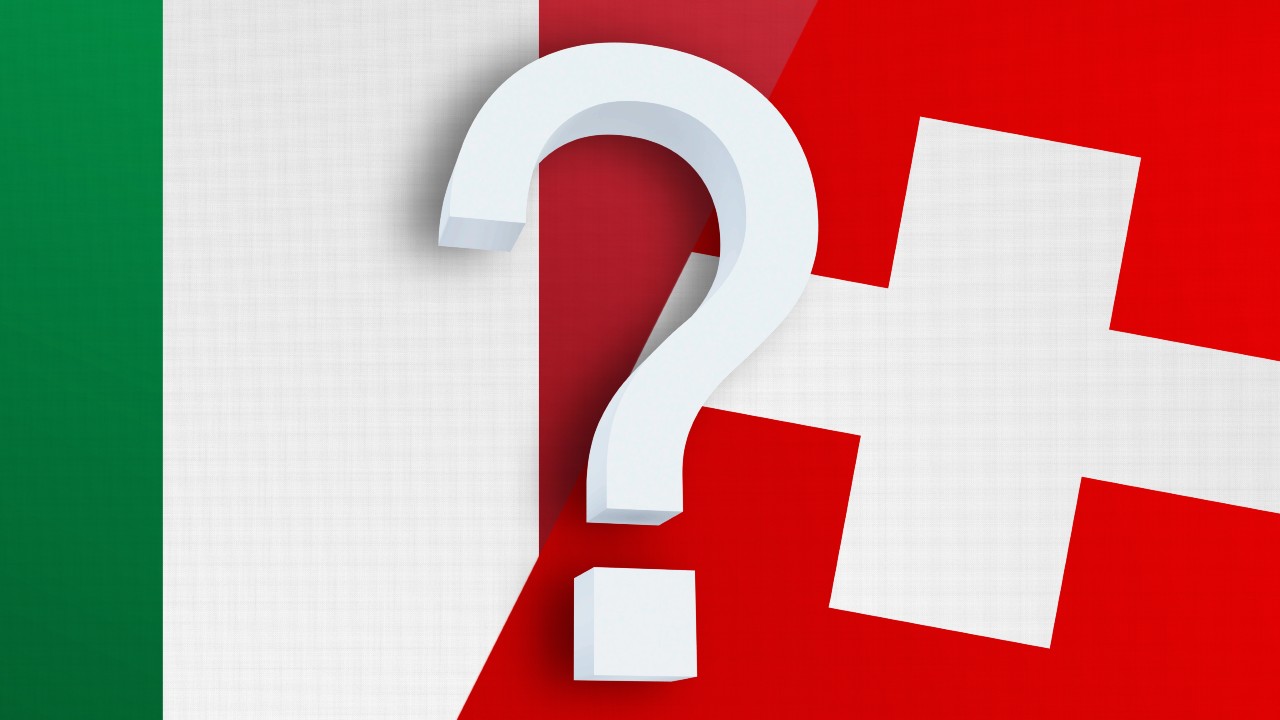 Un grande punto interrogativo bianco è posizionato tra le bandiere dell'Italia e della Svizzera, divise in diagonale sullo sfondo. Cosa fare in ottica di investimento?