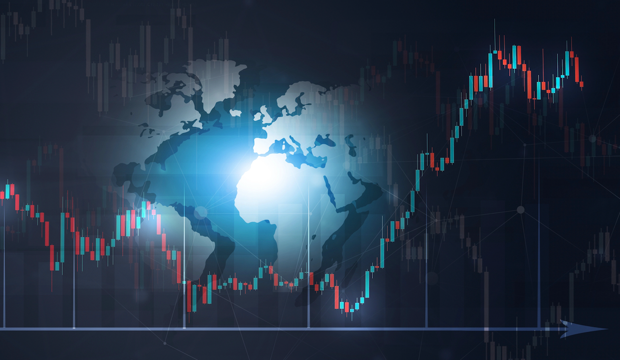 Un'illustrazione digitale di una silhouette di mappa del mondo con pattern di grafici a candela sovrapposti, che riflettono le tendenze del mercato finanziario su uno sfondo scuro. Una luce brillante e brillante evidenzia il centro della mappa.