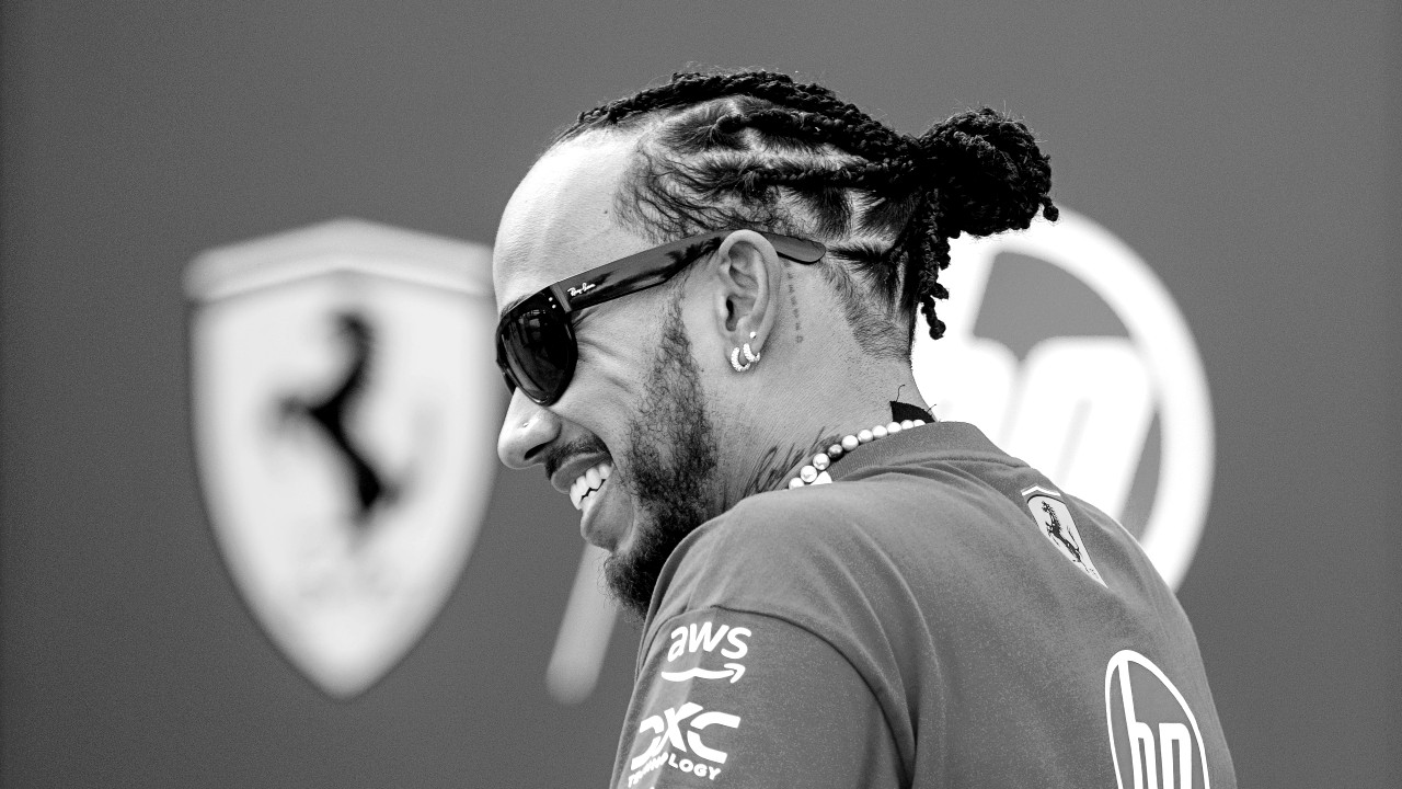 Fotografia in b/n di Lewis Hamilton (Stevenage, 7 gennaio 1985), pilota automobilistico britannico, attivo in Formula 1 con la Ferrari, che ha comprato una casa di lusso a Milano.