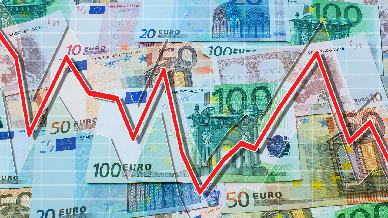 Un grafico a linee rosse fluttuanti si sovrappone a uno sfondo di banconote in euro assortite, tra cui banconote da 20, 50 e 100 euro, che simboleggiano i cambiamenti economici o le tendenze finanziarie nella borsa.