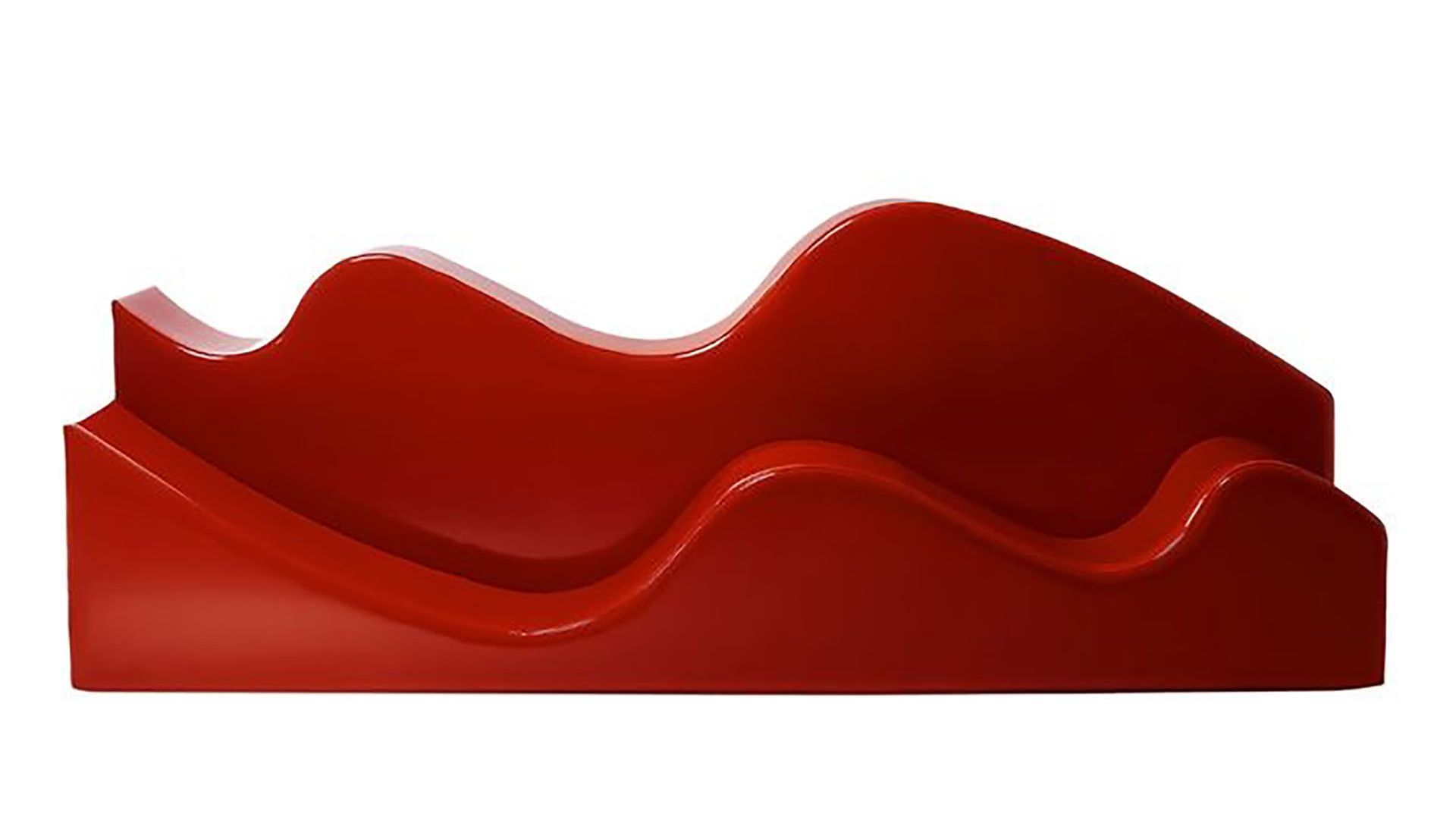 Una panca rossa moderna e astratta con curve e punte lisce e ondulate, progettata sia per lo stile che per il comfort. Il suo colore vibrante e la forma fluida creano un pezzo di arredamento accattivante e artistico.