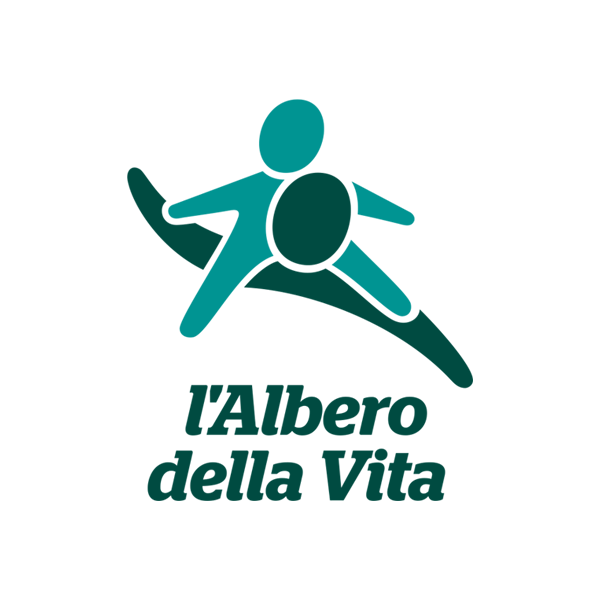 Il logo de "l'Albero della Vita" raffigura due figure astratte in verde, una seduta e l'altra in piedi, su una linea curva stilizzata. Il nome è scritto in grassetto verde sotto. Lo sfondo è bianco.