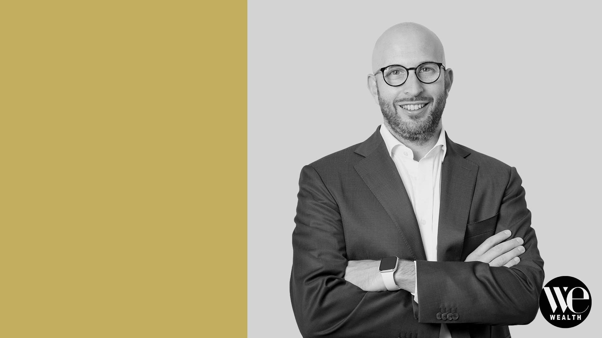 Antonio Borgonovo di Yeldo sorride con le braccia incrociate. Lo sfondo è diviso tra una sezione color oro e una grigio chiaro. Il logo "WE" con la parola "WEALTH" appare nell'angolo in basso a destra.