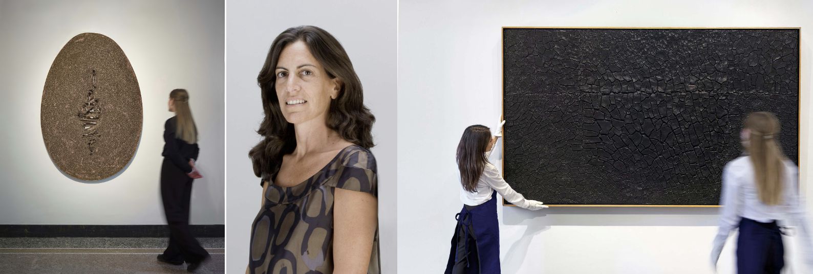 Un collage composto da tre immagini: un'opera d'arte circolare marrone su una parete, una donna con i capelli scuri e ondulati che indossa una camicetta fantasia e due donne a un evento di Dwek Sotheby's che osservano o sistemano un grande dipinto nero testurizzato.