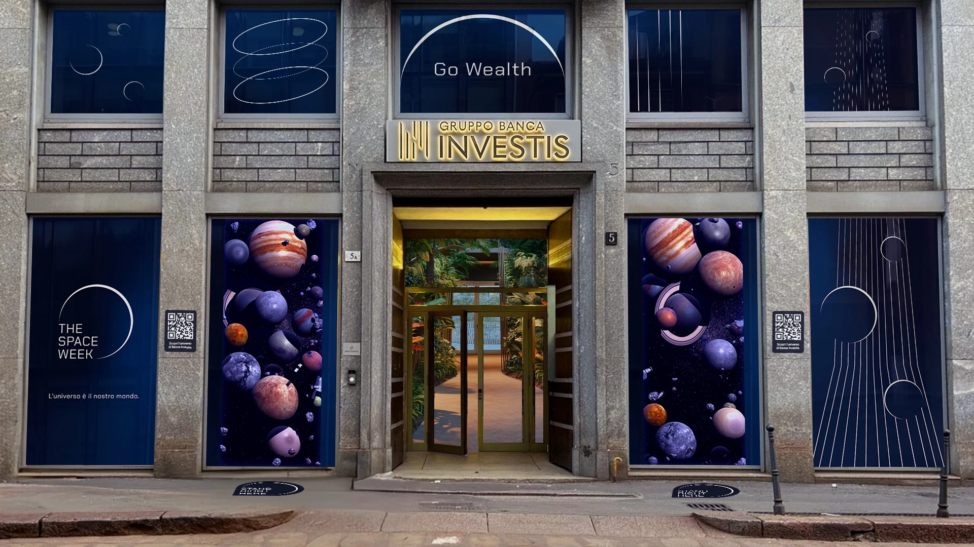 L'ingresso di un edificio bancario, fiancheggiato da poster promozionali a tema spaziale con pianeti. L'insegna recita "Gruppo Banca Investis". Sui poster sono riportate le parole "Go Wealth" e "The Space Week".