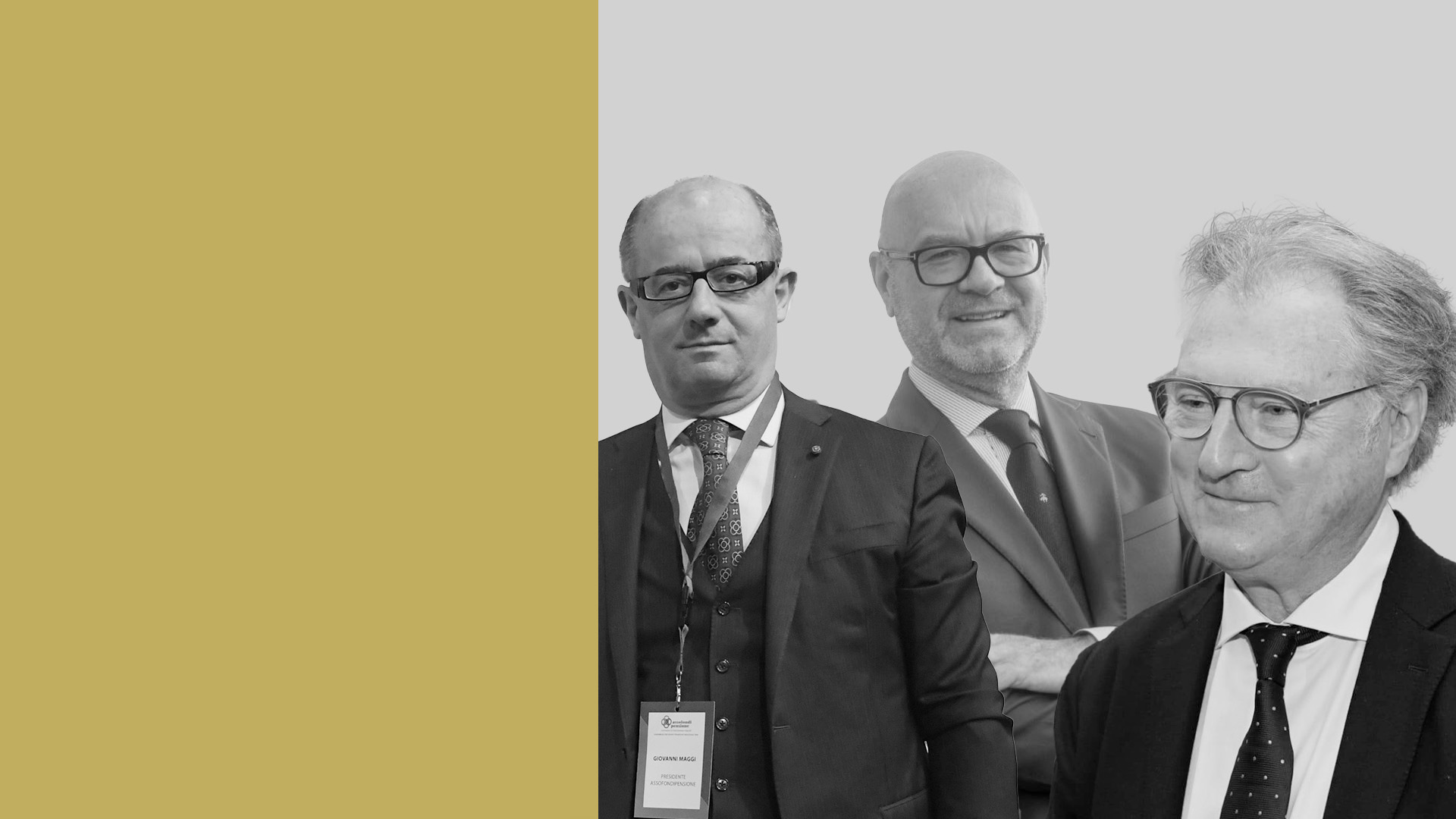 Tre uomini in abiti formali sono in piedi su uno sfondo bicolore. Indossano giacca e cravatta e uno ha un distintivo su un cordino. L'immagine presenta una tavolozza di colori tenui con aree dorate e grigie.
