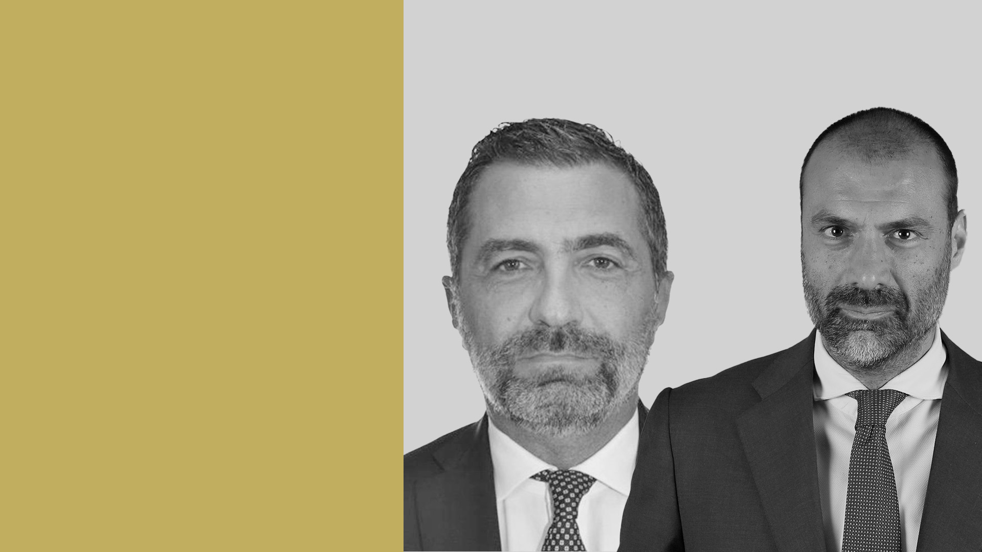Daniele Colantonio e Marcello Marra sono in piedi uno accanto all'altro su uno sfondo diviso in oro e grigio. L'uomo a sinistra ha barba e baffi, mentre l'uomo a destra ha anche lui la barba ed è leggermente calvo. Entrambi guardano direttamente l'osservatore.