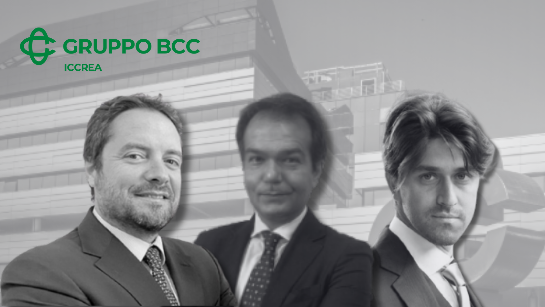 Tre uomini in giacca e cravatta posano davanti a un moderno edificio per uffici sfocato. Il logo del Gruppo BCC Iccrea appare in verde in alto a sinistra, a evidenziare una proposta guidata ottimizzata. L'immagine è presentata in bianco e nero.