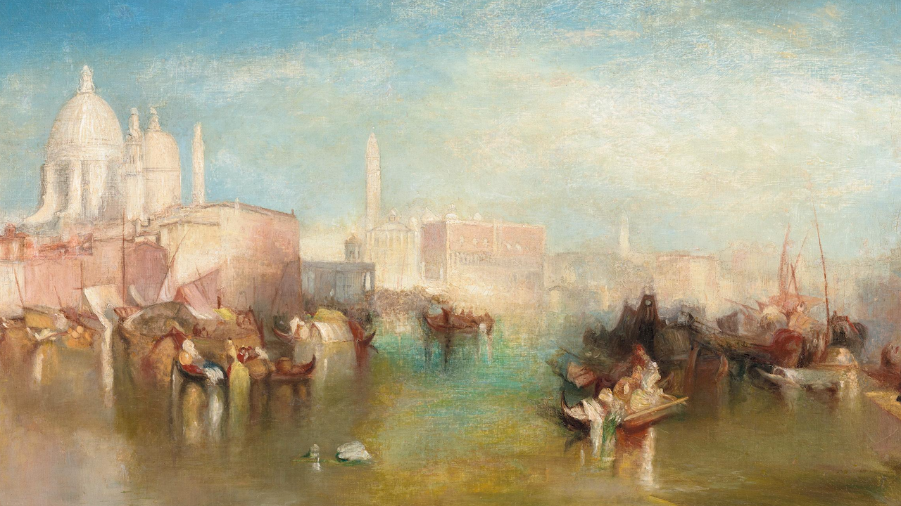 Un dipinto delicato e impressionista di Venezia mostra barche su un canale illuminato dal sole, con edifici con cupole e guglie sullo sfondo, tra cui la cupola bianca di Santa Maria della Salute. La scena appare nebbiosa e tranquilla.