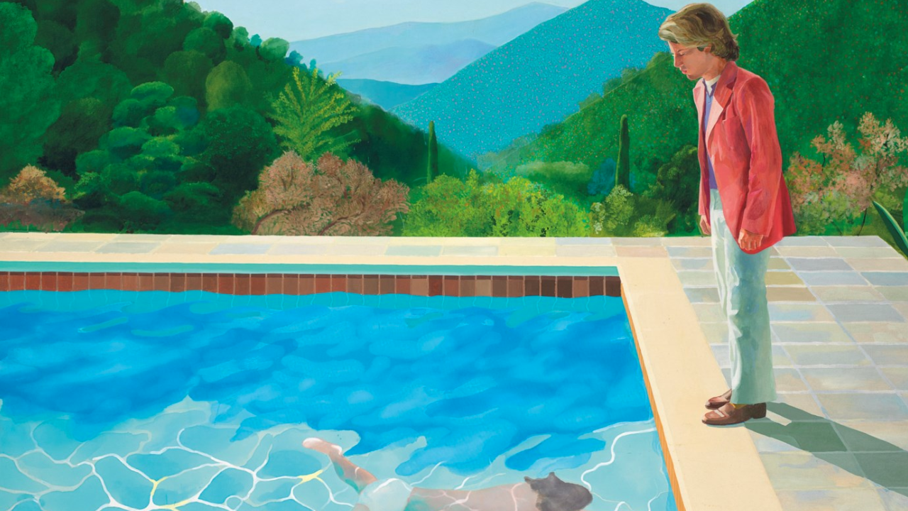 Una persona con una giacca rossa è in piedi vicino a una piscina, guardando dall'alto un'altra persona che nuota sott'acqua. Sullo sfondo si vedono colline e alberi verdeggianti, sotto un cielo azzurro.