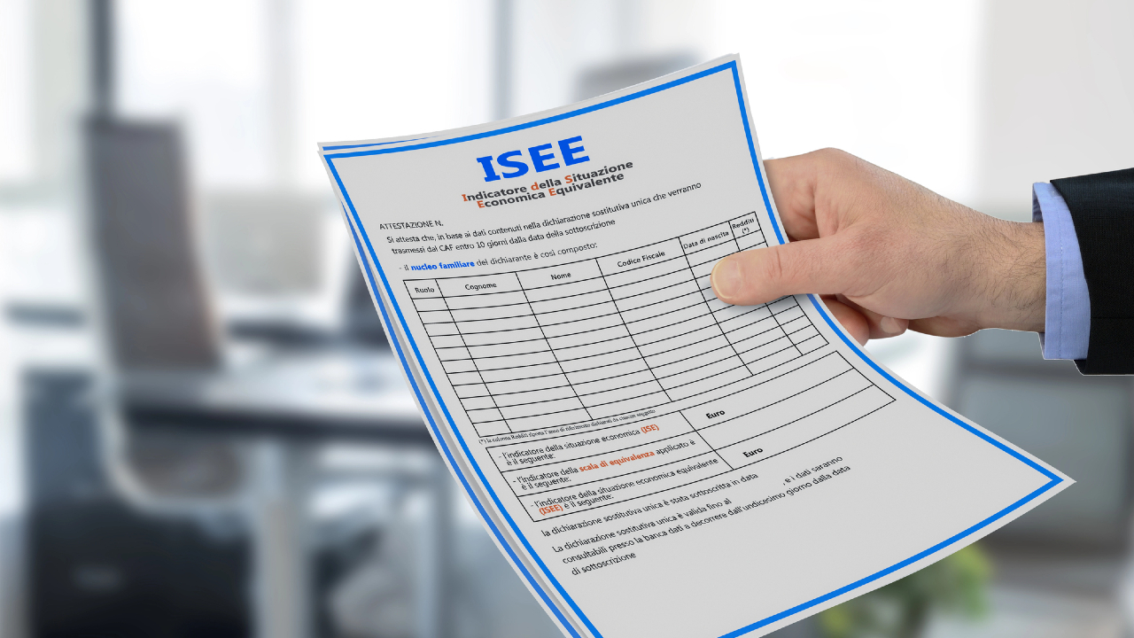 Una persona in giacca e cravatta tiene in mano un documento ISEE, fondamentale per il calcolo ISEE. Il documento mostra una tabella stampata e del testo su uno sfondo sfocato dell'ufficio.