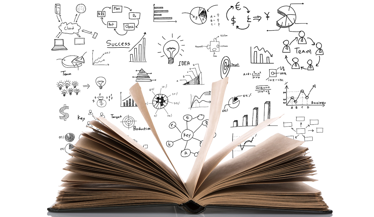 Un libro aperto con le pagine disposte a ventaglio, su uno sfondo bianco con vari diagrammi, grafici e scarabocchi disegnati a mano che rappresentano idee aziendali e creative. Sono illustrati concetti come successo, lavoro di squadra e innovazione.