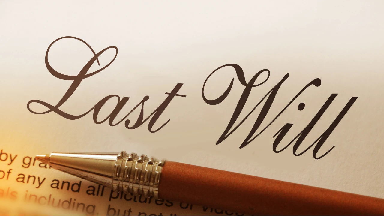 Primo piano di un documento intitolato "Ultime volontà" scritto in un'elegante calligrafia, con la punta di una penna marrone e argento appoggiata sulla carta. Il riferimento va alla clausola 'floozy clause' voluta da Rebecca Minkoff nel suo testamento, in ottica di successione per tutelare i suoi eredi.