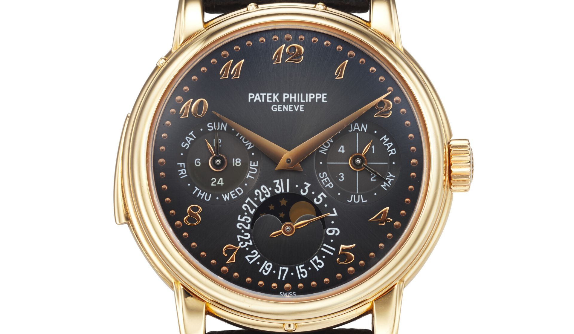 Un orologio da polso Patek Philippe in oro con quadrante nero, numeri dorati e quadranti secondari multipli che indicano giorno, data, mese e fasi lunari, con la scritta "Patek Philippe Geneve" nella parte superiore.