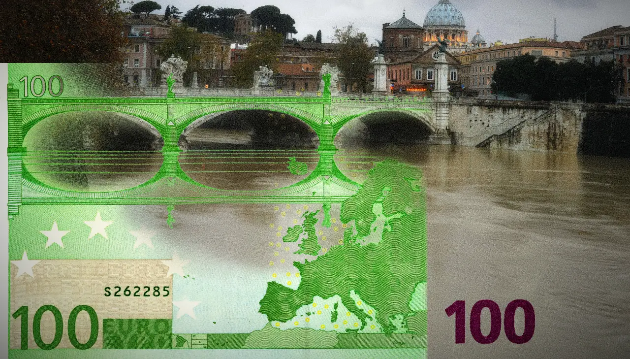 Una banconota trasparente da 100 euro sovrappone un paesaggio fluviale con uno storico ponte in pietra e alcuni edifici, tra cui una struttura a cupola, sotto un cielo nuvoloso.