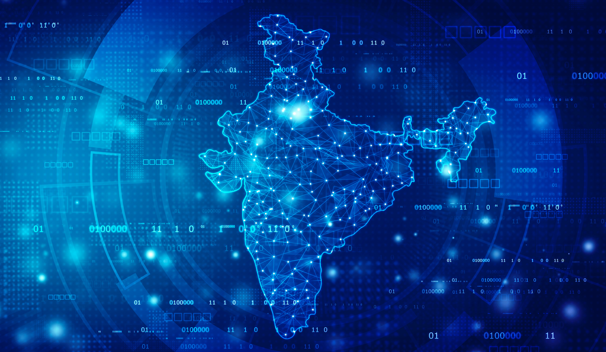 Illustrazione digitale della mappa dell'India con nodi e linee blu luminose interconnesse, che simboleggiano la tecnologia o una rete digitale, su uno sfondo futuristico con codice binario ed elementi di dati astratti.