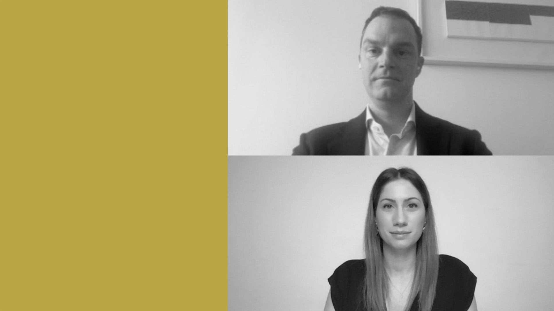 Una videochiamata a schermo diviso con un uomo in giacca e cravatta nella metà superiore e una donna con i capelli lunghi e un top scuro nella metà inferiore. Il lato sinistro dell'immagine è riempito di un giallo senape uniforme.